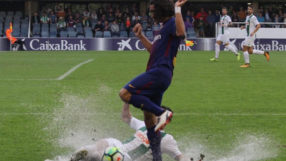 La lluvia que cayó el día del Barça B - Córdoba dejó maltrecho el césped del Mini Estadi
