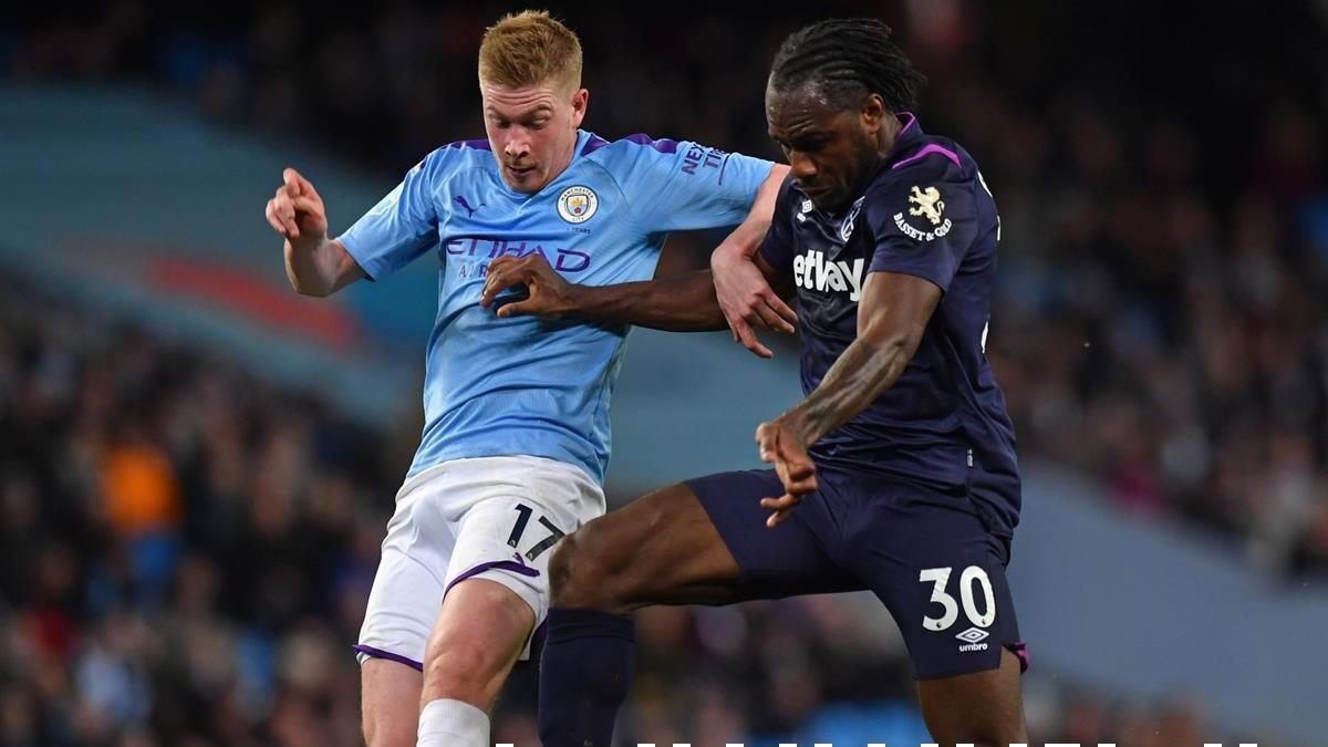 De Bruyne disputando un balón con Michail Antonio