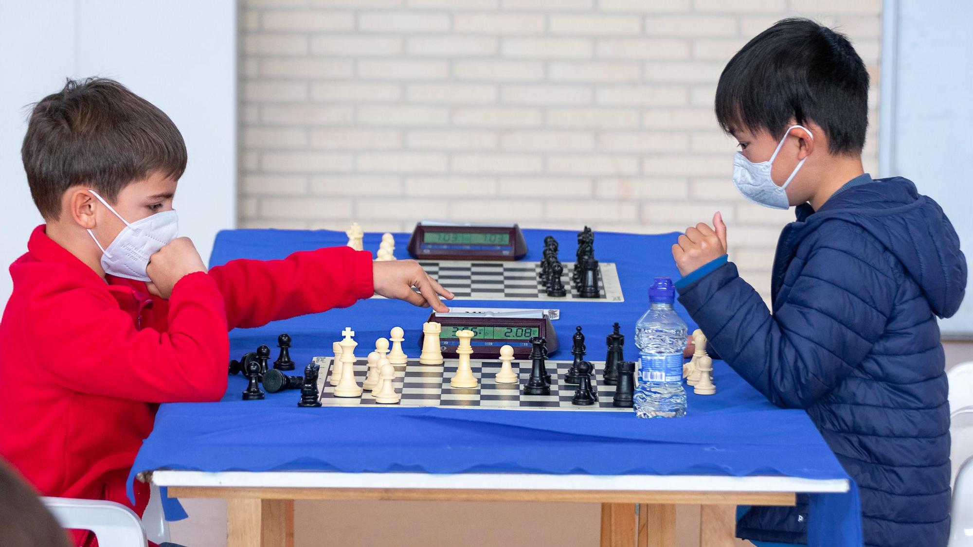 Jóvenes ajedrecistas disputando los Campeonatos Provinciales por Edades.