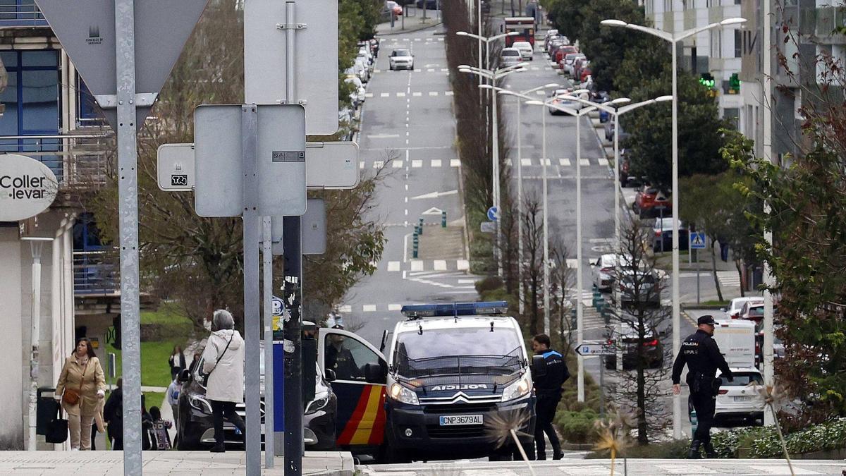 Presencia policial en la avenida de Barcelona, corazón del barrio de Santa Marta de Santiago
