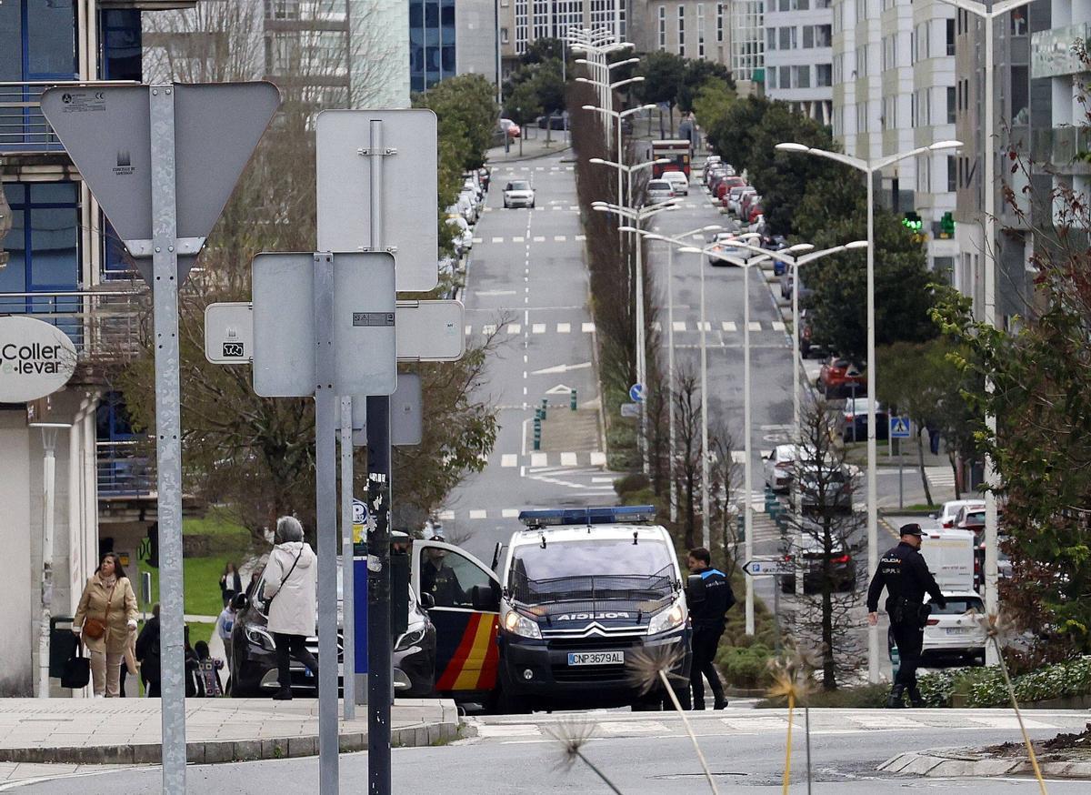Presencia policial en la avenida de Barcelona, corazón del barrio de Santa Marta de Santiago
