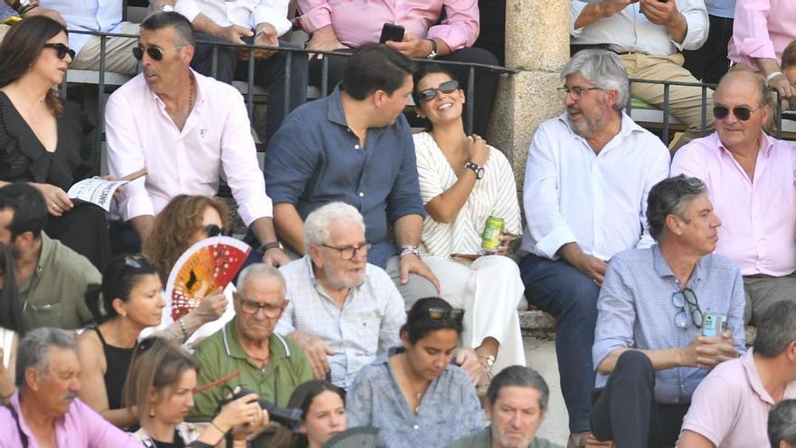 Tana Rivera, en Cáceres viendo torear a su amor Roca Rey