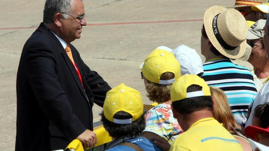 Juan Cotino, con participantes en el Encuentro Mundial de las Familias en 2006.