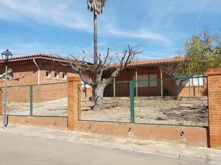 La Torre d'en Doménec ofrece casa y trabajo para reabrir el colegio y el bar