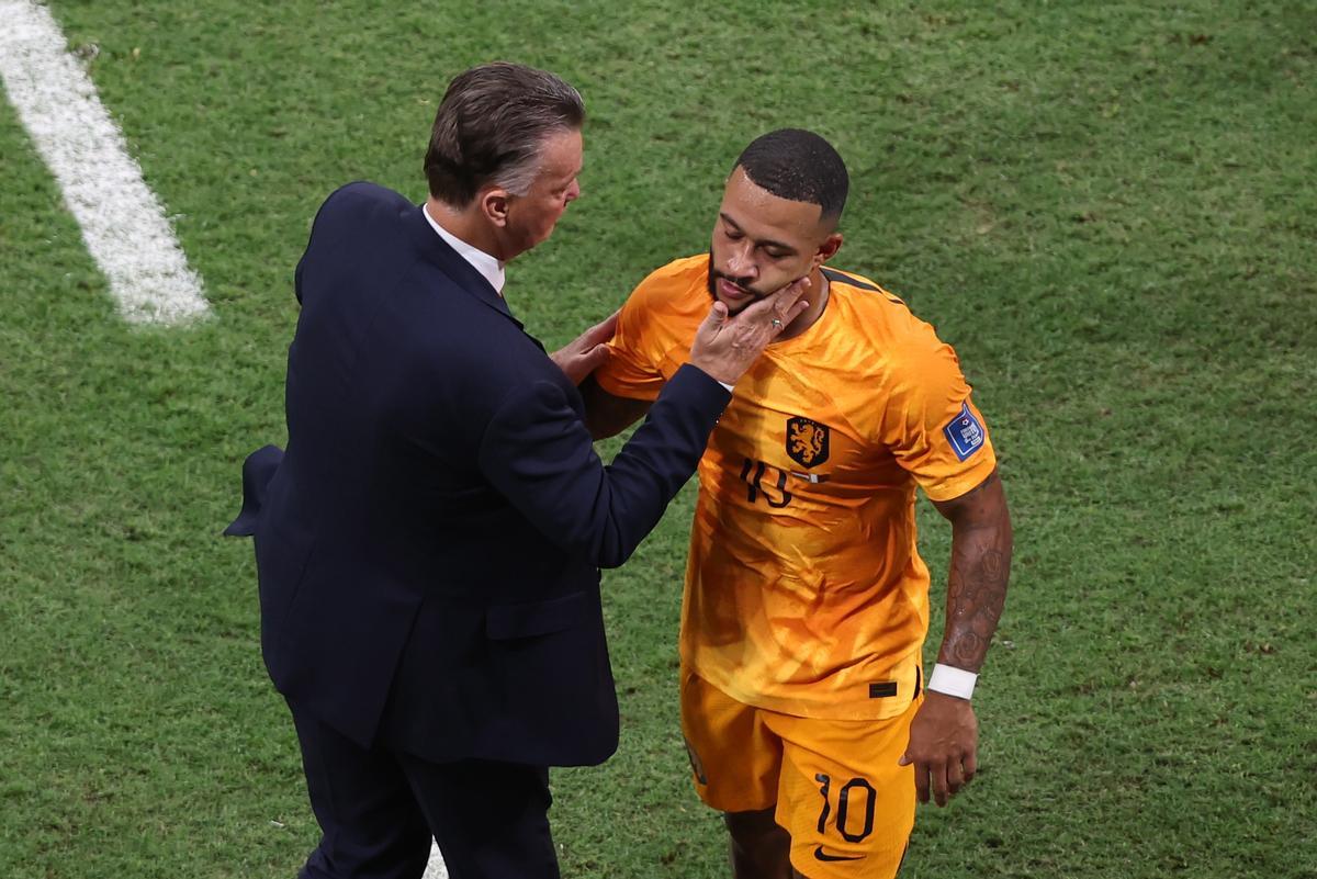 Al Khor (Qatar), 29/11/2022.- Memphis Depay (R) of the Netherlands is greeted by head coach Louis Van Gaal of the Netherlands as he leaves the pitch during the FIFA World Cup 2022 group A soccer match between the Netherlands and Qatar at Al Bayt Stadium in Al Khor, Qatar, 29 November 2022. (Mundial de Fútbol, Países Bajos; Holanda, Catar) EFE/EPA/Tolga Bozoglu