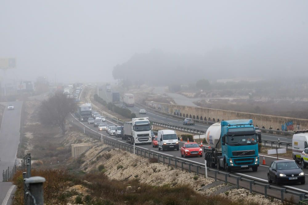 Un accidente corta dos carriles de la A-31