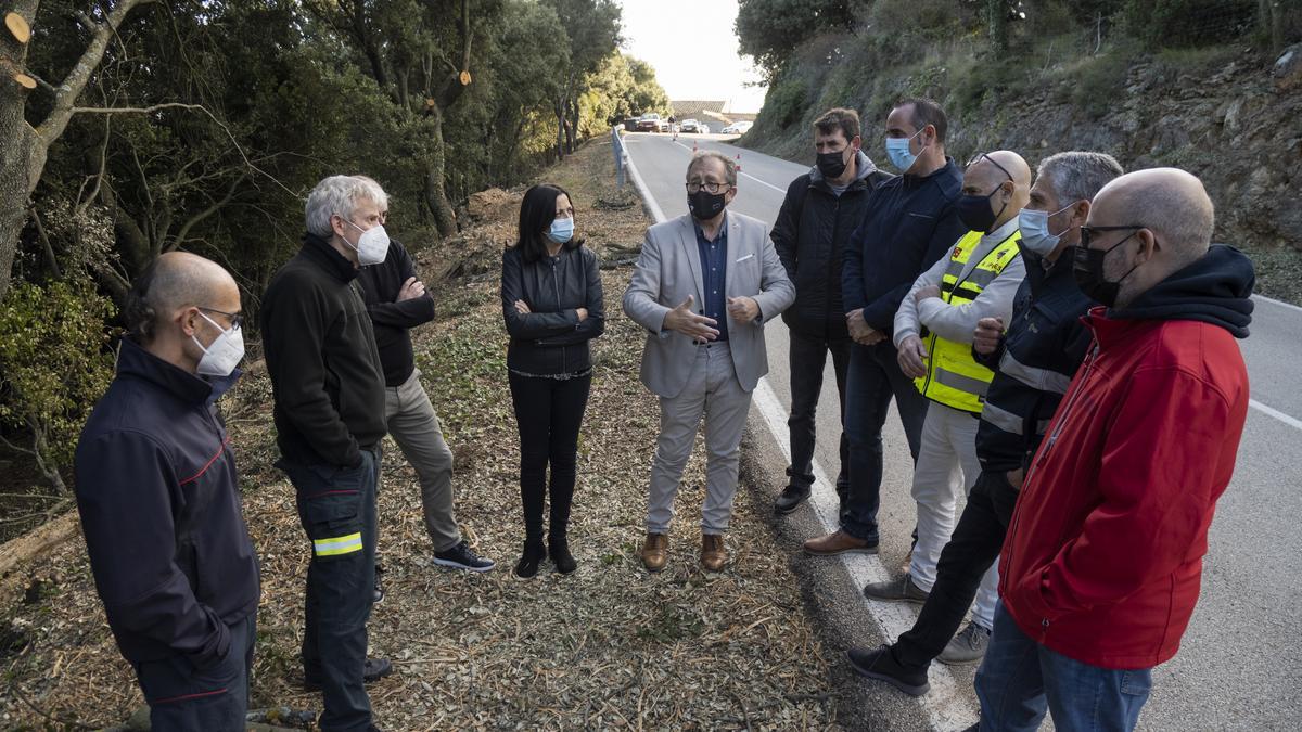 El presidente de la Diputación, José Martí, visitó los trabajos de la brigada de mitigación en Vallibona.