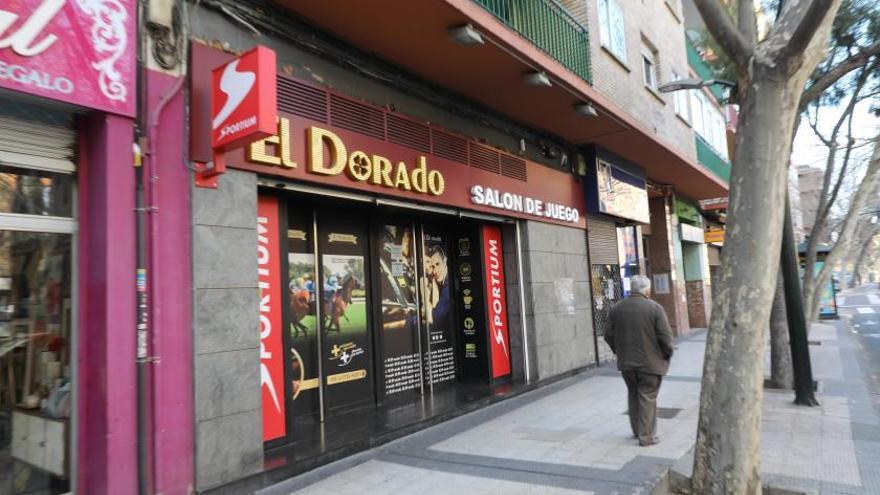 Este salón de juegos ubicado en la calle San Juan de la Peña sufrió tres atracos por la misma persona, este año. | ÁNGEL DE CASTRO