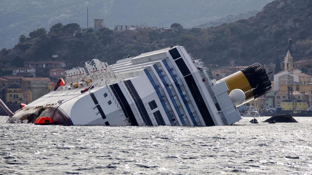 El Concordia chocó contra un arrecife y zozobró parcialmente el 13 de enero de 2012.