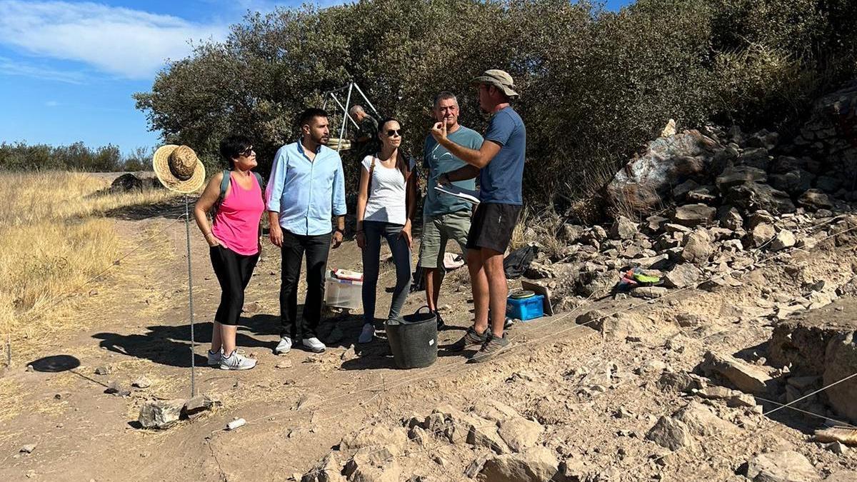 Trabajos en la primera campaña arqueológica en el entorno del Peñón de Peñarroya-Pueblonuevo.