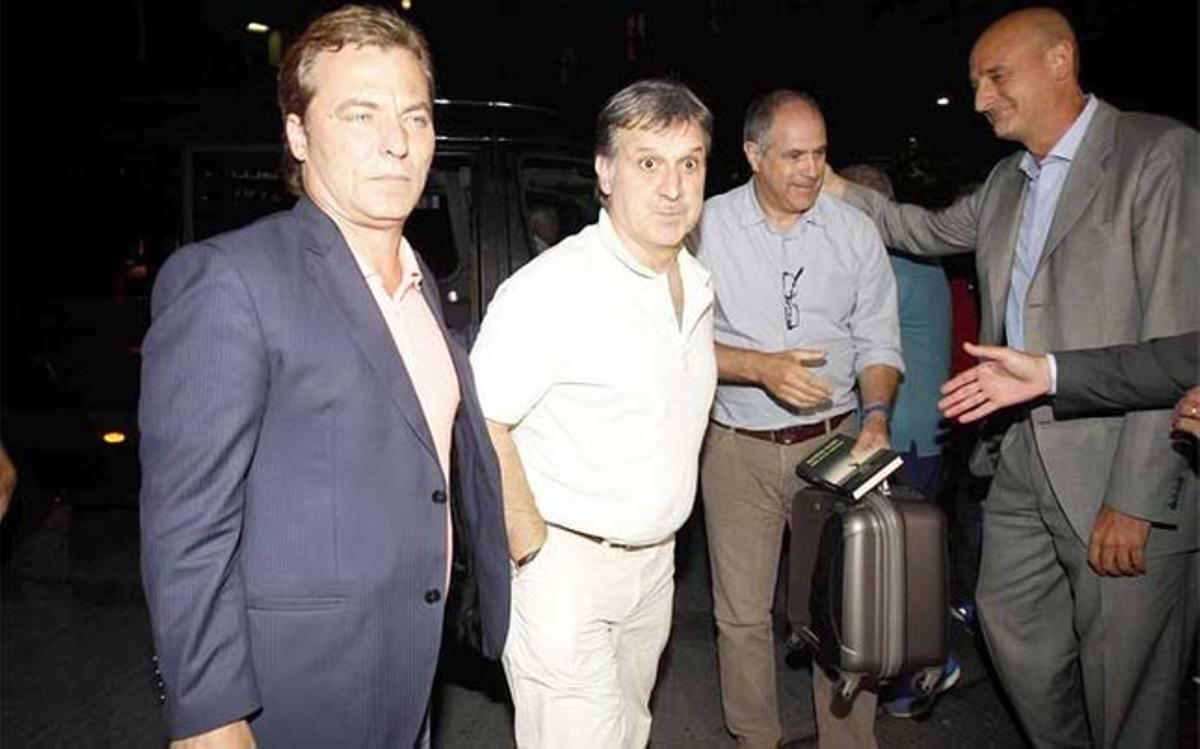 Tata Martino arriba a Oslo acompanyat per Andoni Zubizarreta i Xavi Martín, director de comunicació.