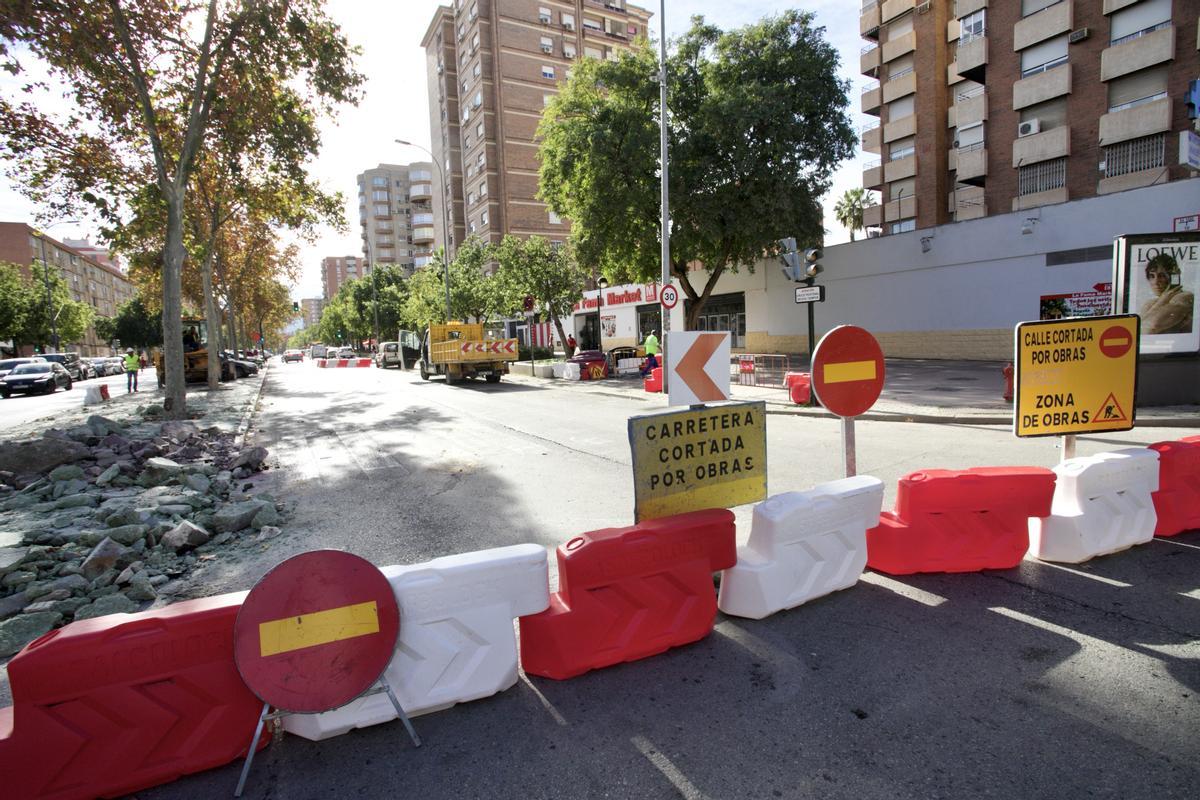 Obras en la mediana de la avenida de La Fama de Murcia