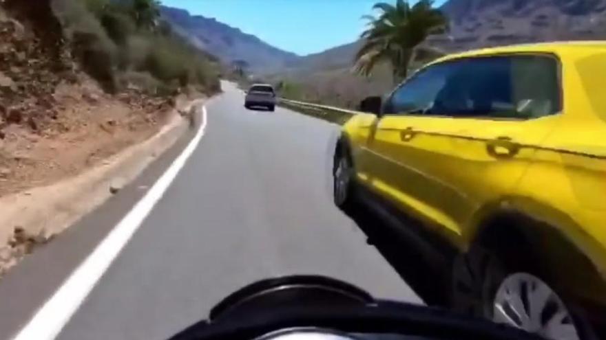 Imprudente adelantamiento: un motorista se juega la vida en la carretera de Fataga