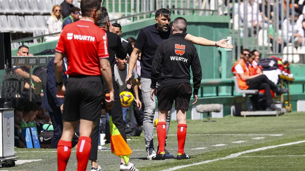 Sarabia dialoga con el cuarto árbitro tras ver la tarjeta roja en El Arcángel.