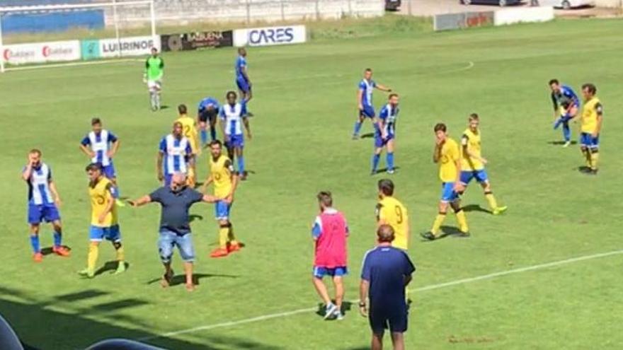 El Avilés-Llanera acaba antes de tiempo, a patadas y con el speaker de árbitro