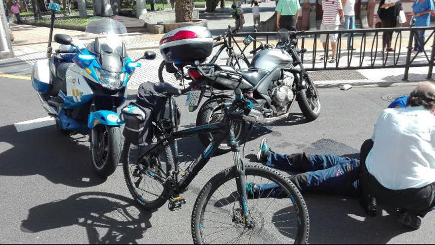 El motorista accidentado, en el suelo, junto al parque de San Telmo.