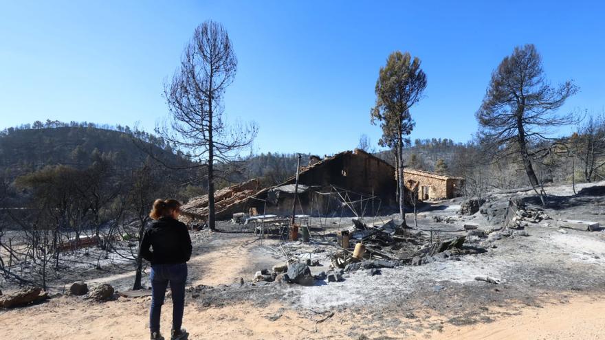 La imagen de la desolación: el fuego arrasa viviendas en la aldea de Los García