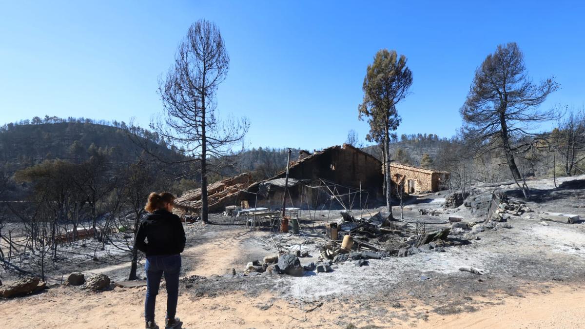 La imagen de la desolación: el fuego arrasa viviendas en la aldea de Los García