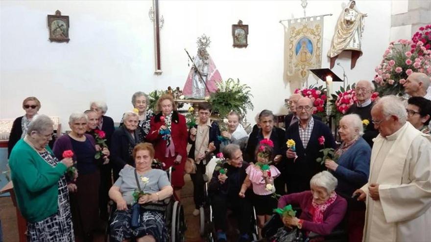 Mayores de San Nicolás de Bari visitan a la Virgen de Argeme