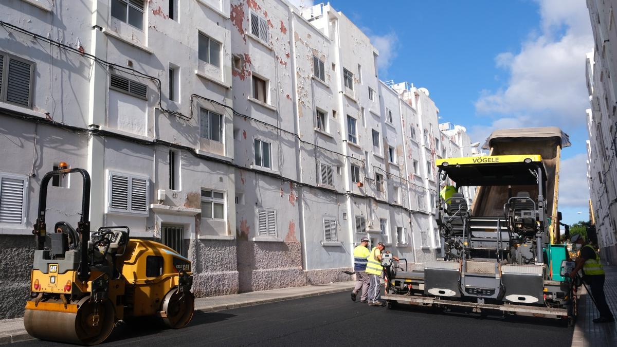El Ayuntamiento adjudica el asfaltado de una veintena de calles en 11 barrios por 2,2 millones de euros.