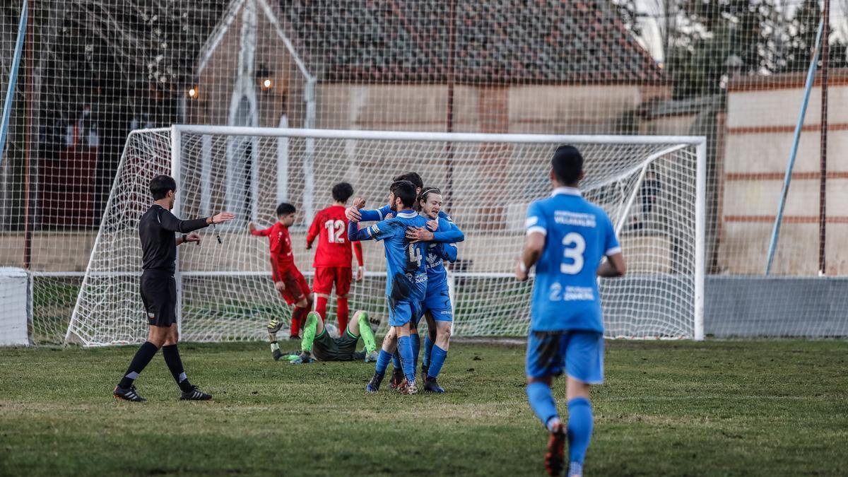 Celebración de uno de los goles, en Villaralbo.