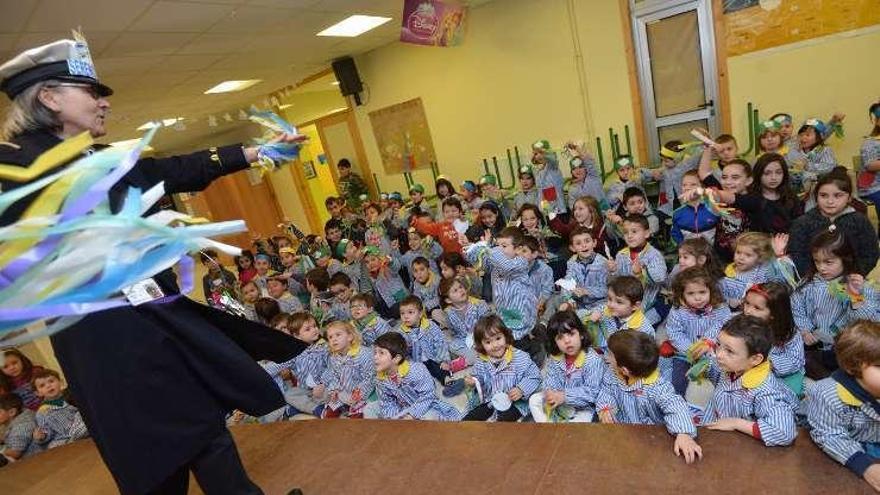 La &quot;serena&quot; recogiendo las llaves en un colegio. // G.Santos