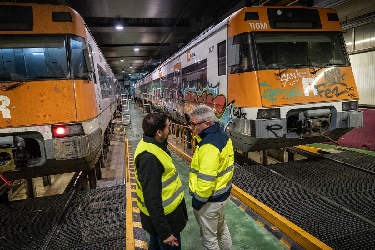 Proceso de limpieza de grafitis e instalación de vinilos en trenes de Rodalies.