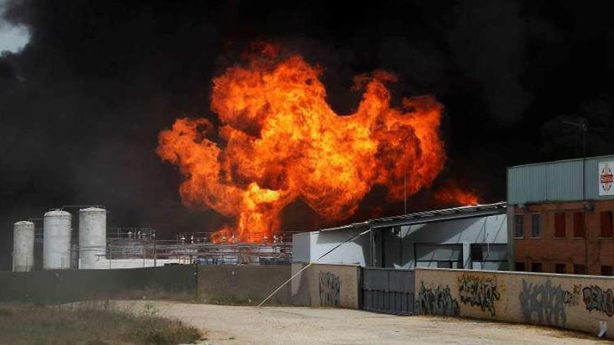 El fuego calcinó la nave de reciclaje del municipio madrileño. // Reuters