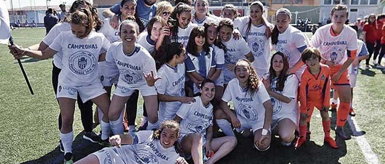 Las jugadoras del AtlÃ©tico Baleares celebran la consecuciÃ³n del ascenso.