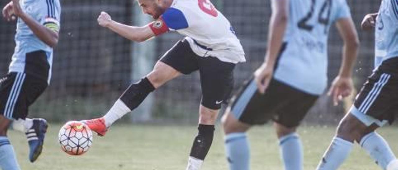 Portillo, con el brazalete de capitán, intenta un remate ante el Bani Yas de Abu Dabi.