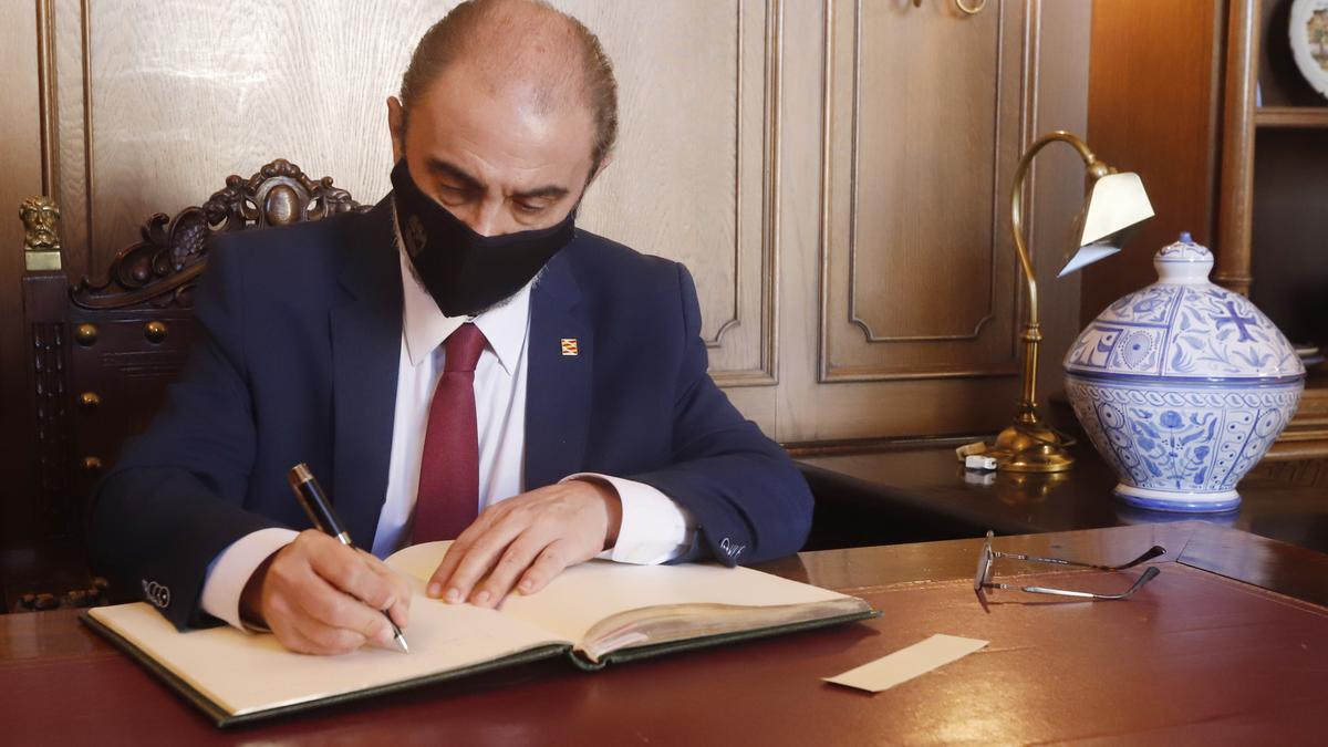 Javier Lambán, firmando en el libro del Ayuntamiento de Caspe.