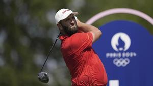 Jon Rahm ejecuta un golpe en la primera jornada del torneo olímpico