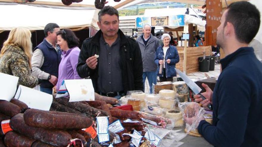 Marcos Gómez, ofreciendo sus embutidos en el mercado de Candás.