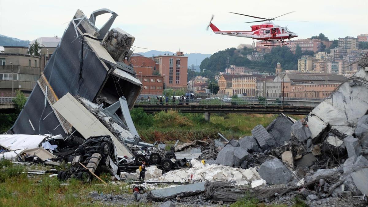 Un helicóptero sobrevuela la zona de la tragedia.
