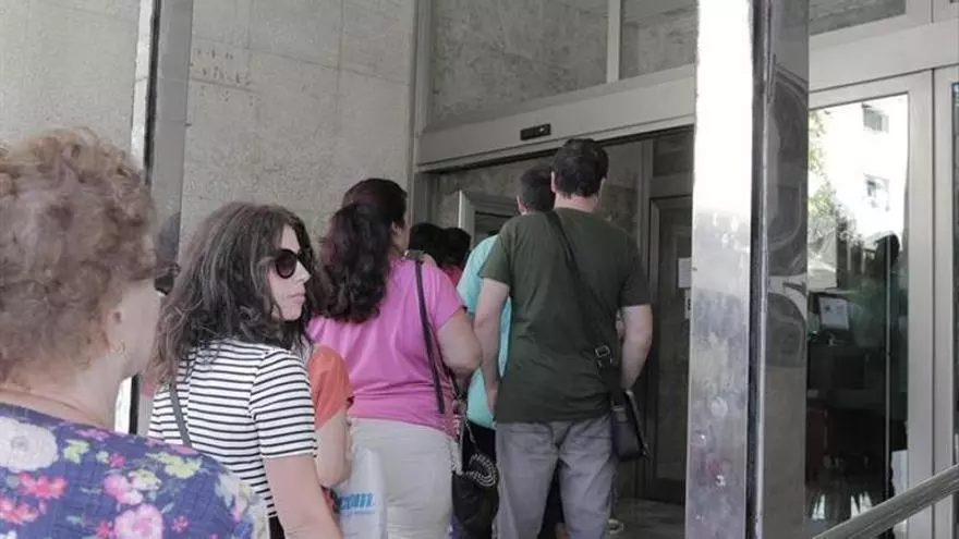 Video | La Junta de Extremadura inicia la retirada de la cita previa en sus servicios