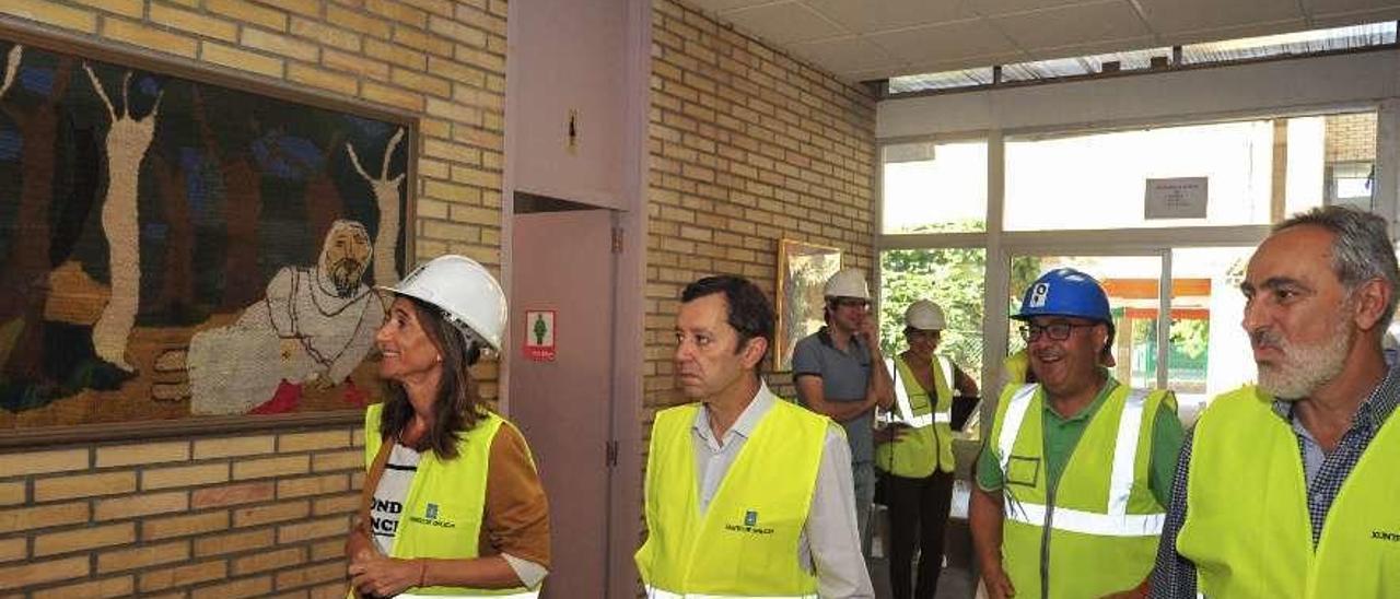 La conselleira de Educación supervisó las obras del CEIP Arealonga, en Vilagarcía. // Iñaki Abella
