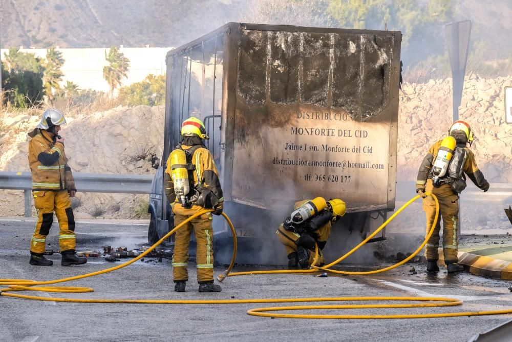 Arde un camión en Monforte del Cid