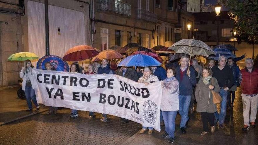 La villa quiere reunirse con Almuiña  | Los vecinos de Bouzas salieron ayer -por tercer jueves consecutivo- a la calle para reclamar la construcción del prometido centro de salud y que el Sergas acerque así la asistencia a sus 15.000 habitantes. El lunes registrarán una solicitud de reunión con el conselleiro de Sanidad, Jesús Vázquez Almuiña.