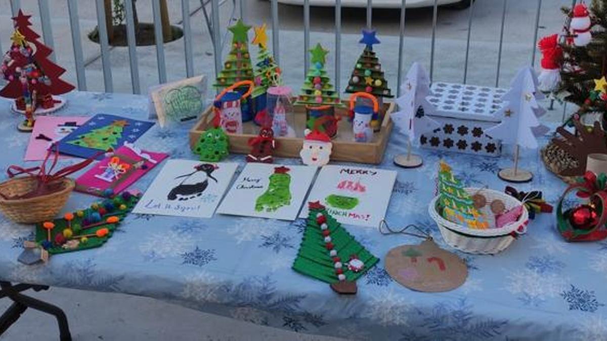 Adornos navideños realizados por el alumnado de la escuela infantil de Vilarrodís.