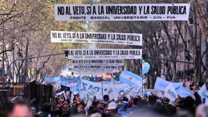 Decenas de miles celebran el freno del Congreso al ajuste de Milei sobre salud y educación