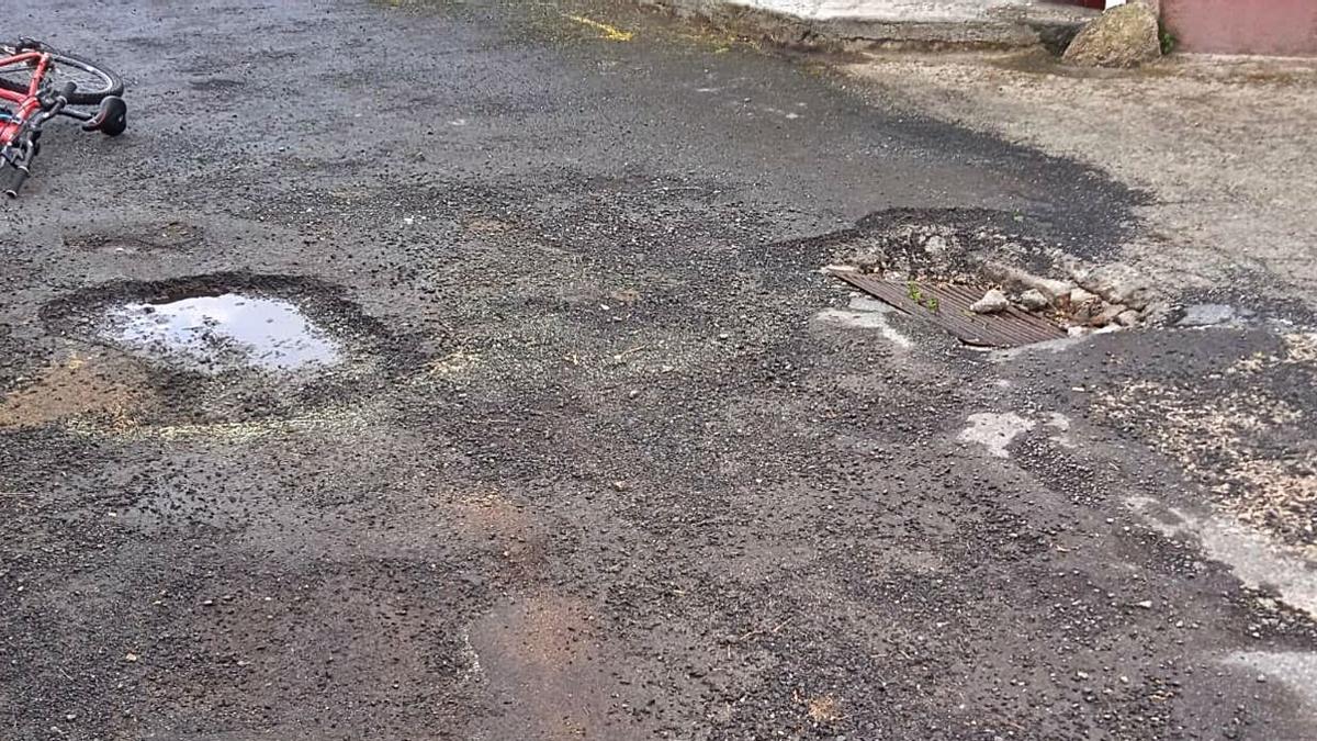 Quejas vecinales por una arqueta peligrosa en A Portela