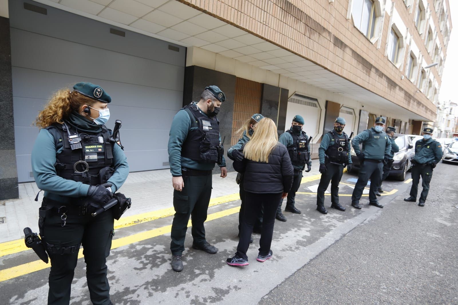 Tensión y gritos de "asesino" a la llegada del parricida de Sueca a declarar ante el juez