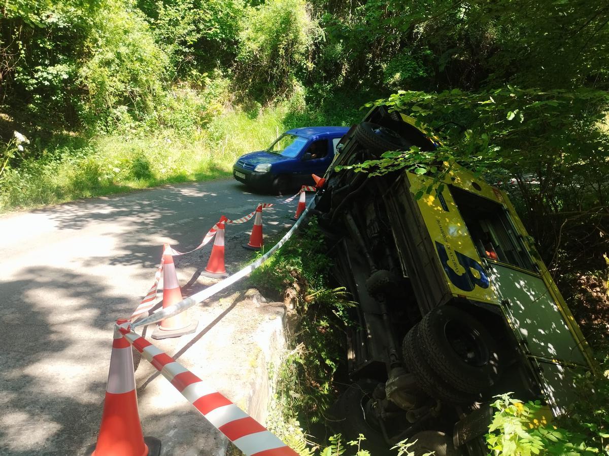 En imágenes, el camión de Bomberos de Asturias volcado en la carretera AS-311, enGrado