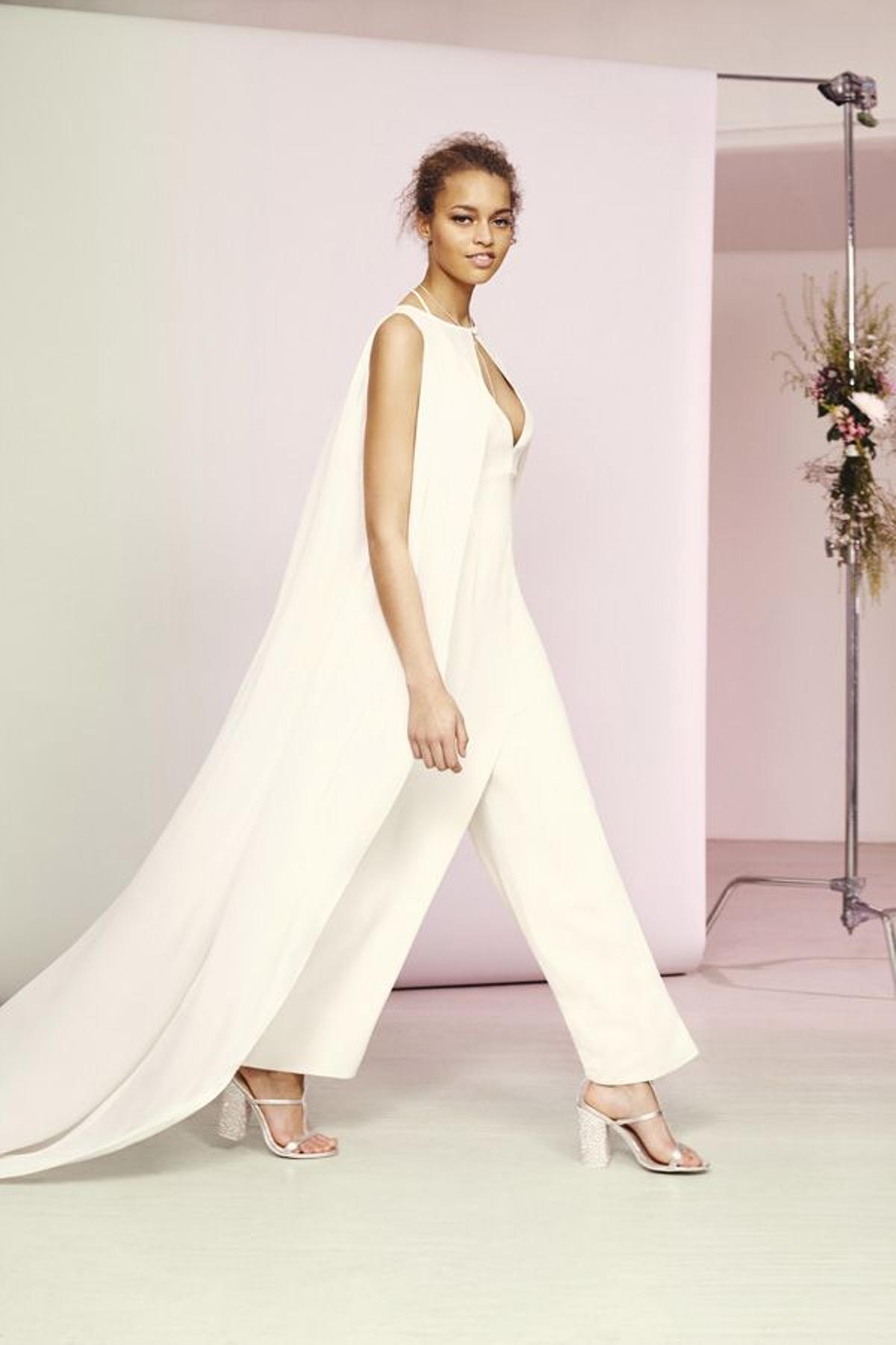 Colección bridal Asos 2016: mono largo con capa