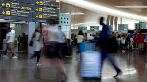 Viajeros en el aeropuerto de El Prat (Barcelona).