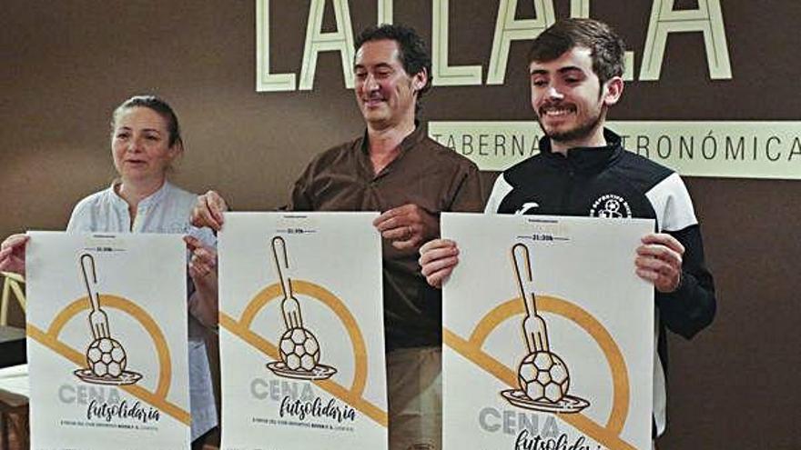Miembros del River Zamora y del Restaurante La Flaca posan con los carteles anunciadores de la cena.