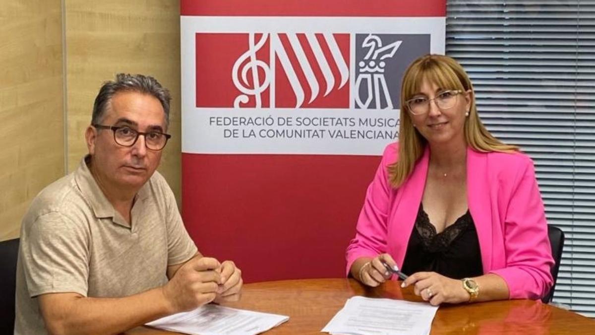 Daniela González, presidenta de FSMCV, y Miguel Esteban, representante de la Mancomunidad Hoya de Buñol, en la firma del convenio.