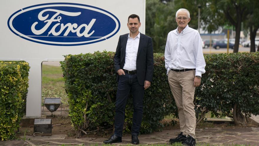 Martin Sander y Dionisio Campos, en los exteriores de Ford Almussafes.