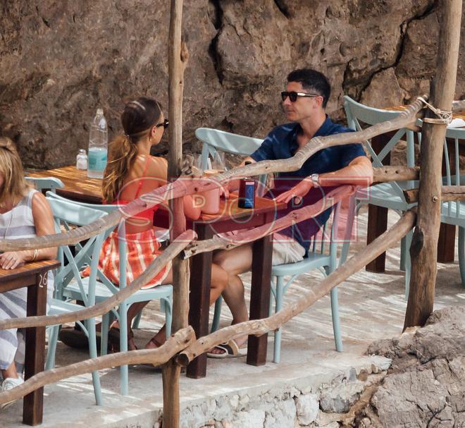 Robert Lewandowski y su mujer Anna han aprovechado las vacaciones para pasar unos días en Mallorca mientras se resuelve su posible fichaje por el FC Barcelona