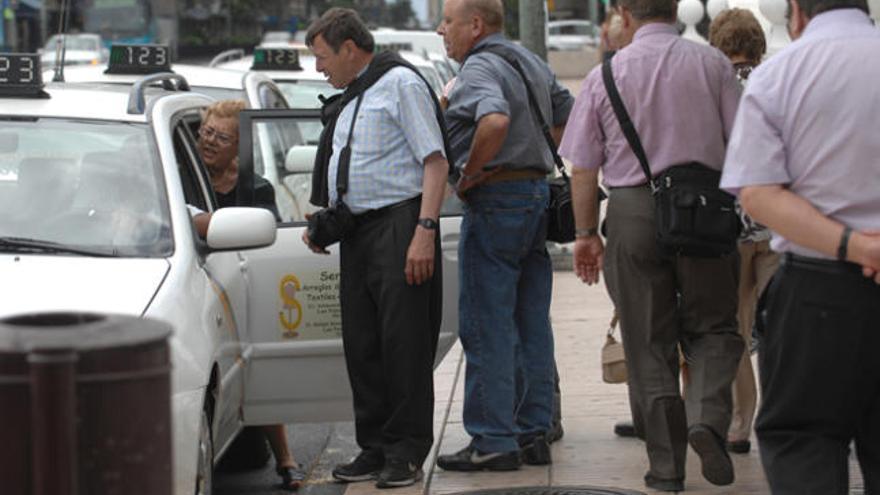 Un grupo de personas se suben en un taxi en una parada de la capital grancanaria. | la provincia / dlp